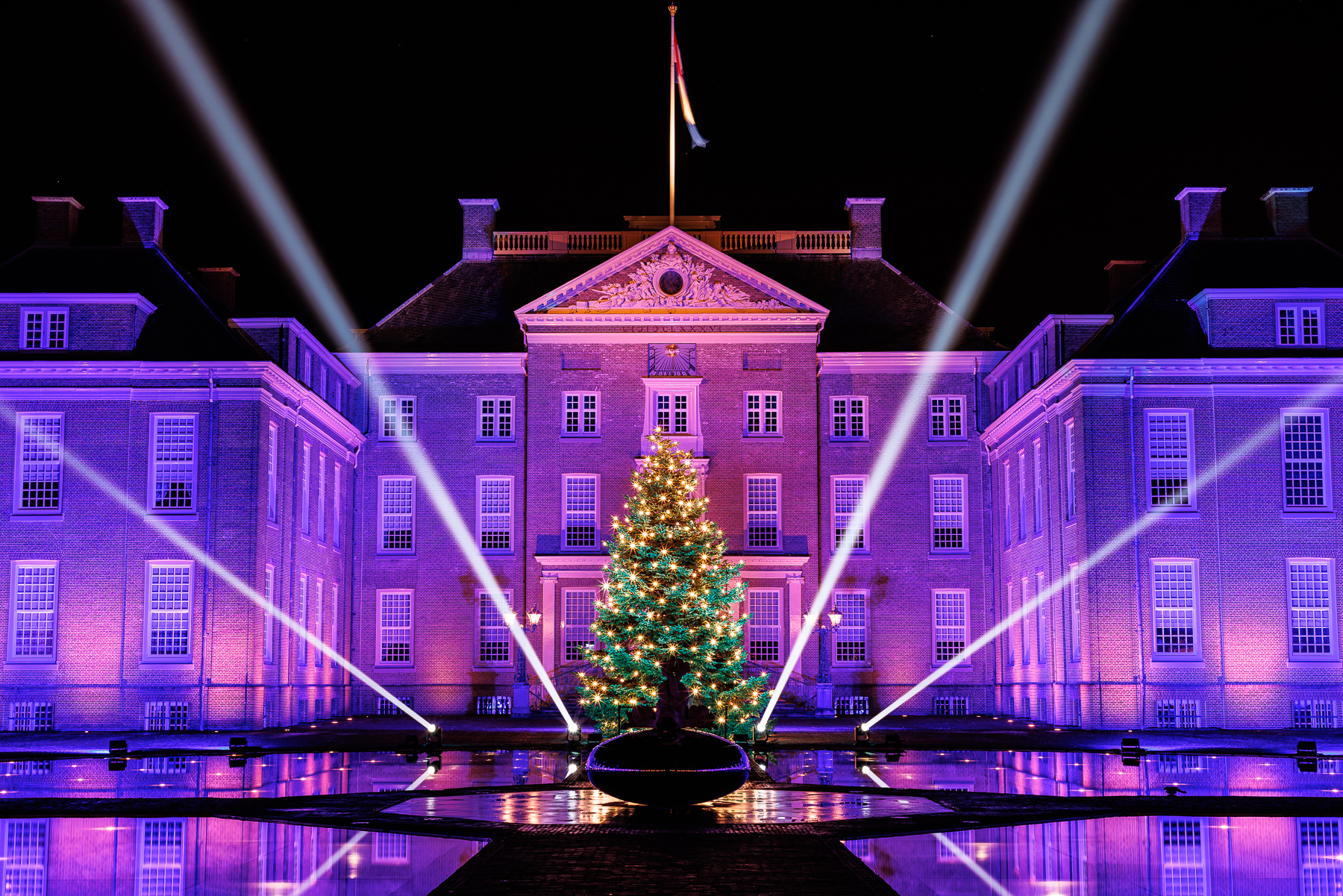 Paleis het Loo in Apeldoorn is te zien tijdens de kerstdagen, met een kerstboom en prachtig uitverlicht.