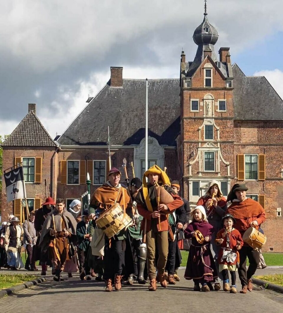 Optocht tijdens het middeleeuws festijn