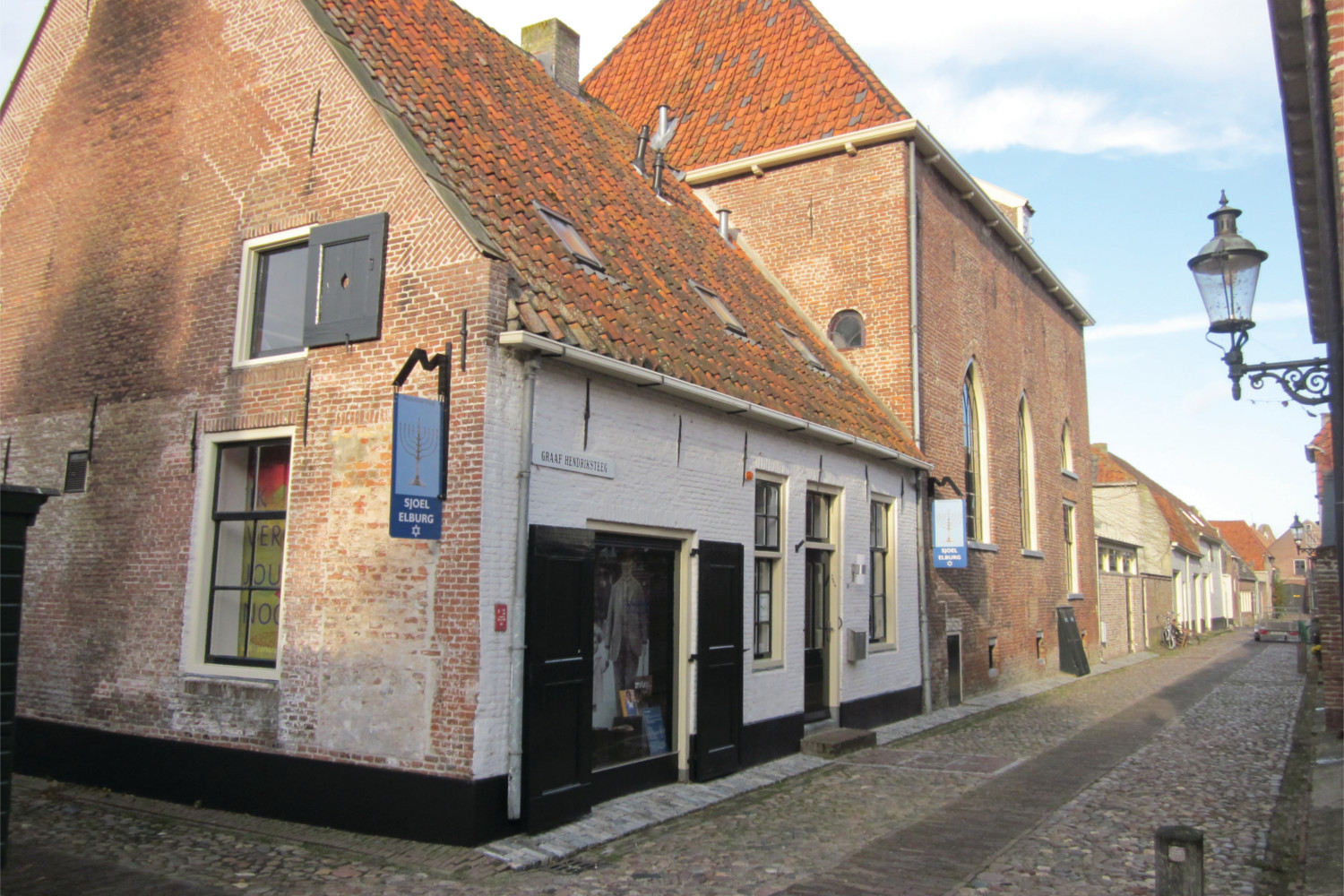 Buitenkant van het huis waarin Museum De Sjoel is gevestigd