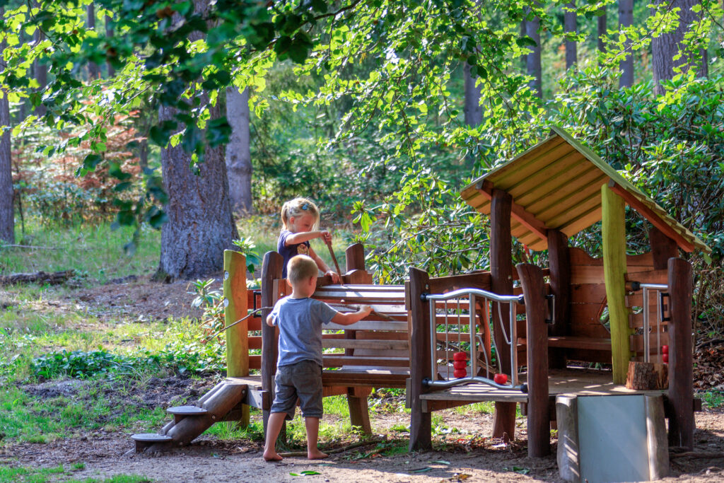 Kinderen spelen bij Restaurant de Ossenstal in de natuur.