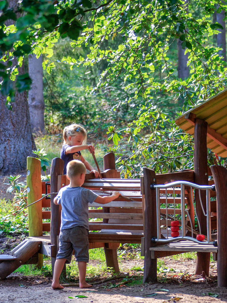 Kinderen spelen bij Restaurant de Ossenstal in de natuur.