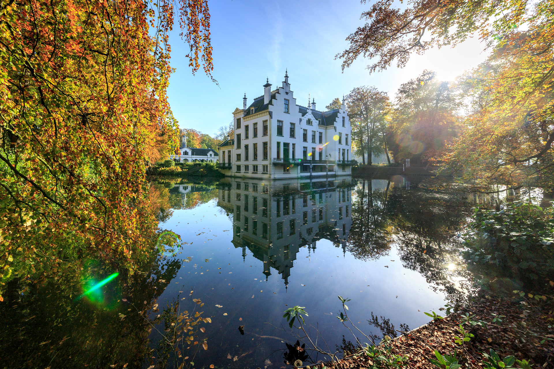 Landgoed staverden met door de bomen schijnt de zon prachtig