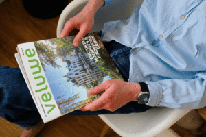 Persoon die een magazine leest