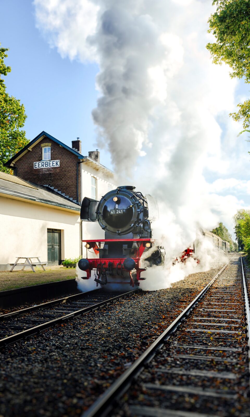 De stoomtrein op station Eerbeek omringd met veel stoom