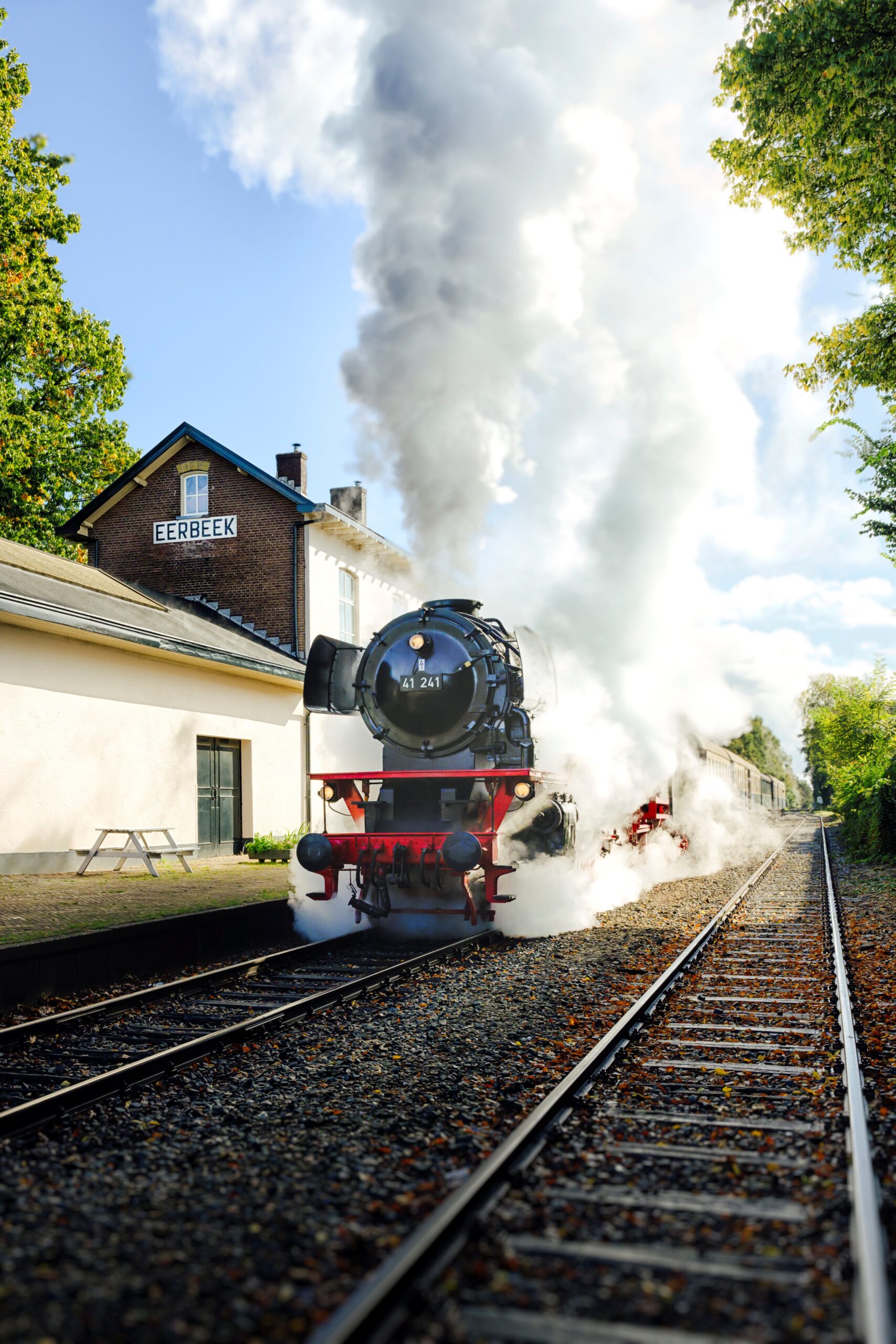 De stoomtrein op station Eerbeek omringd met veel stoom