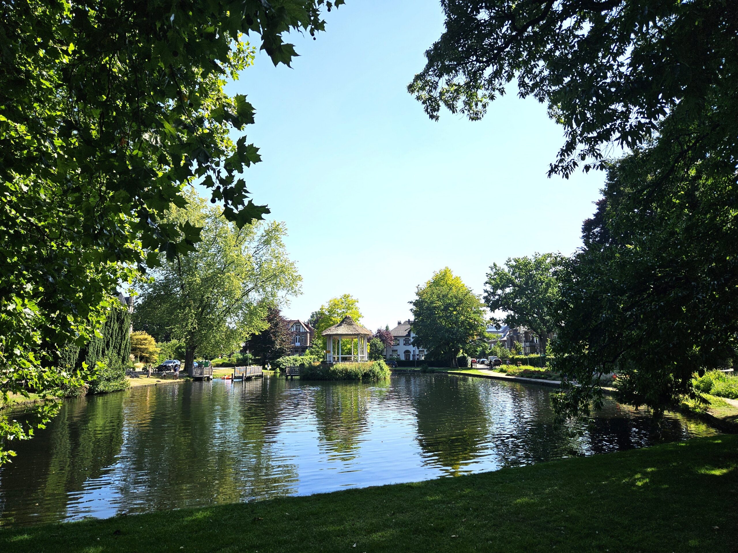Een schilderachtig wateroppervlak in Veluwezoom, Rheden, nabij villapark Overbeek, omgeven door groene bomen