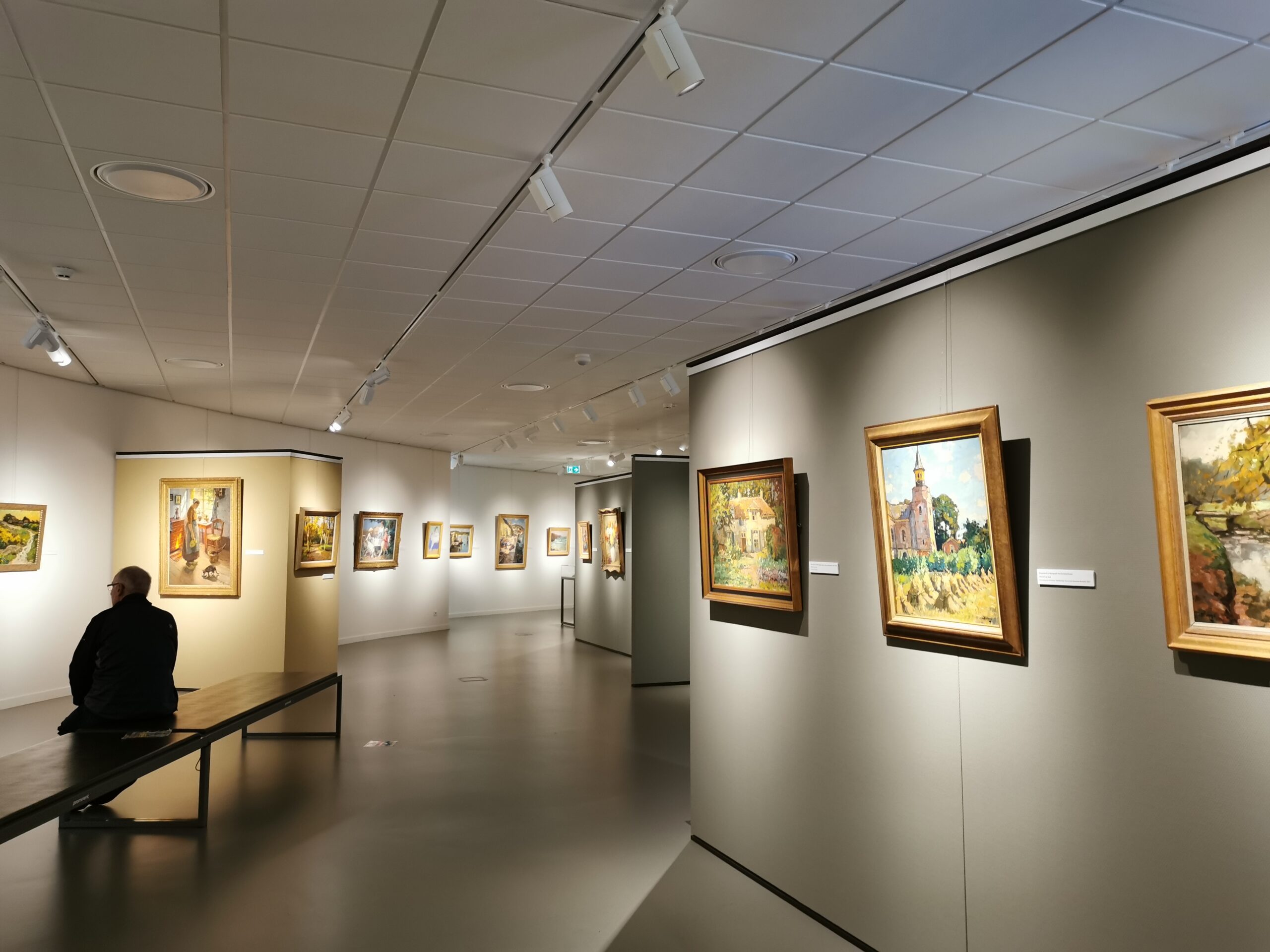 Dit is het kunstmuseum in Nunspeet gezien vanaf de binnenkant, met schilderijen aan de muur