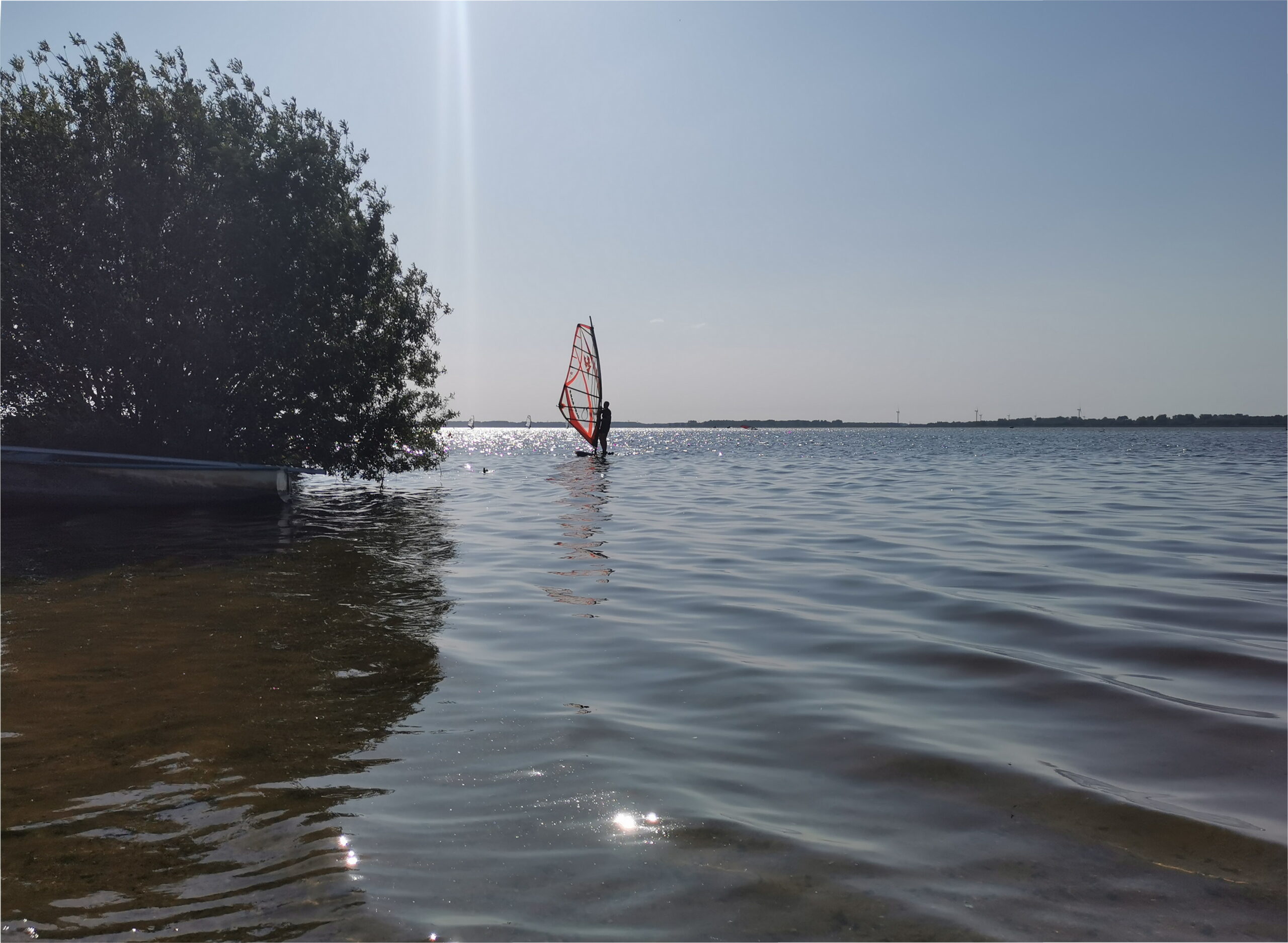 Een surfer op het Veluwemeer in Nunspeet